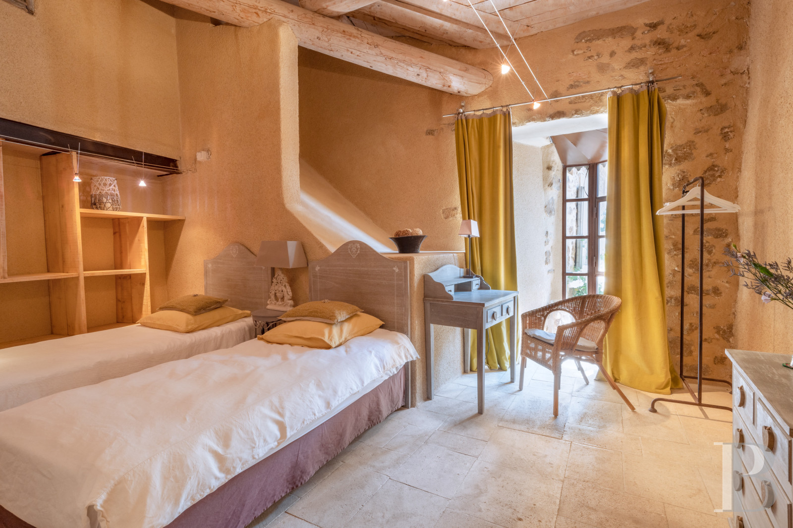 Dans le Vaucluse, aux environs de Beaumes-de-Venise,  une ancienne ferme du 18e siècle bordée de vignes - photo  n°13